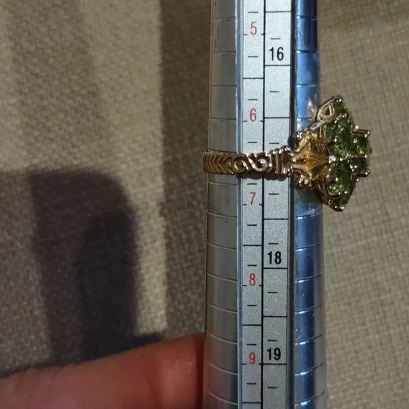 Peridot ring set in 10kt yellow gold - Picture 7 of 12